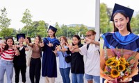 Người hâm mộ vây kín “xin phép” bằng tốt nghiệp xuất sắc của Hoa hậu Lương Thùy Linh